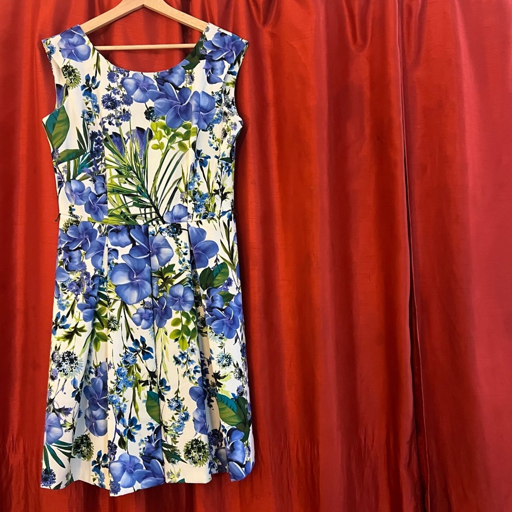 PREOWNED | Julian Taylor Blue Floral Fit & Flare Dress – Size 10